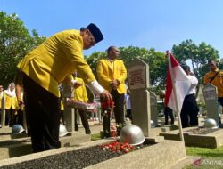 Airlangga dari Golkar Melakukan Ziarah di Taman Makam Pahlawan Utama Kalibata dalam Peringatan HUT Ke-59 Golkar