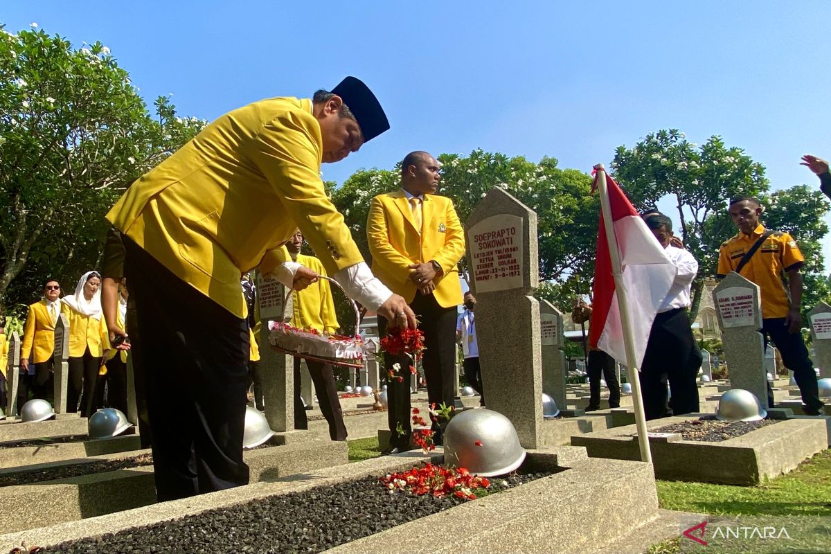 Airlangga dari Golkar Melakukan Ziarah di Taman Makam Pahlawan Utama Kalibata dalam Peringatan HUT Ke-59 Golkar