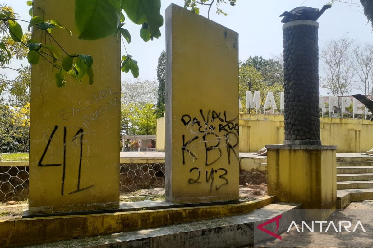 Sasaran aksi vandalisme adalah fasilitas umum dan taman di Palabuhanratu.