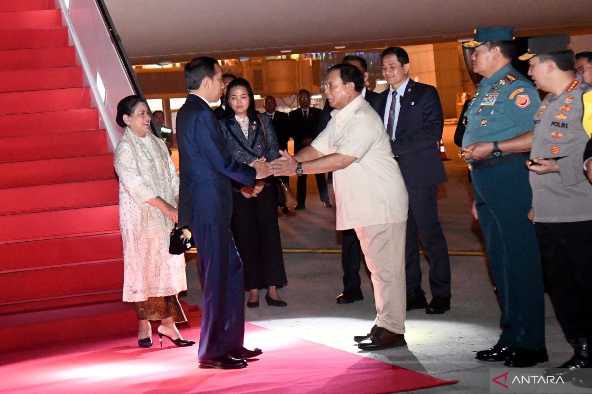 Kedatangan Presiden Jokowi disambut oleh Prabowo di Tanah Air