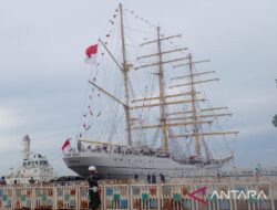 Penyambutan Komandan: KRI Bima Suci kepada penduduk Medan.