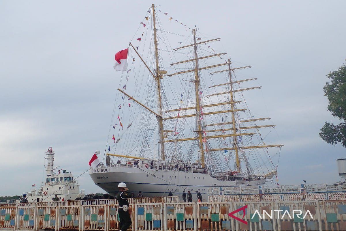 Penyambutan Komandan: KRI Bima Suci kepada penduduk Medan.