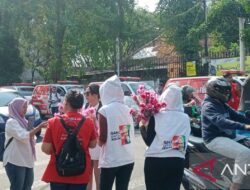 Relawan Bagikan Bunga dan Ambulans Serta Merayakan HUT Ke-55 Ganjar dengan Warga