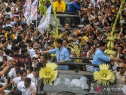 Prabowo-Gibran dihadiahi sambutan hangat oleh massa saat mereka mendaftar sebagai calon presiden ke KPU