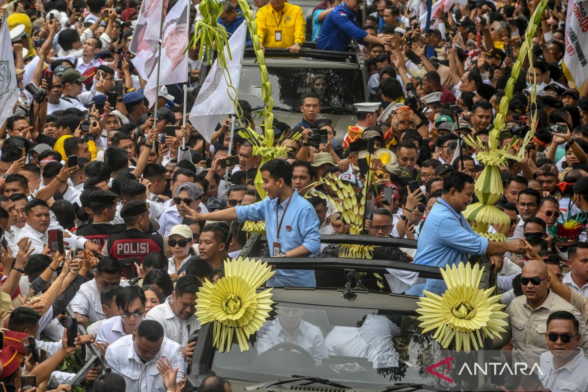 Prabowo-Gibran dihadiahi sambutan hangat oleh massa saat mereka mendaftar sebagai calon presiden ke KPU