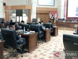 Ketua DPRD Bogor memimpin doa untuk Palestina setelah rapat paripurna