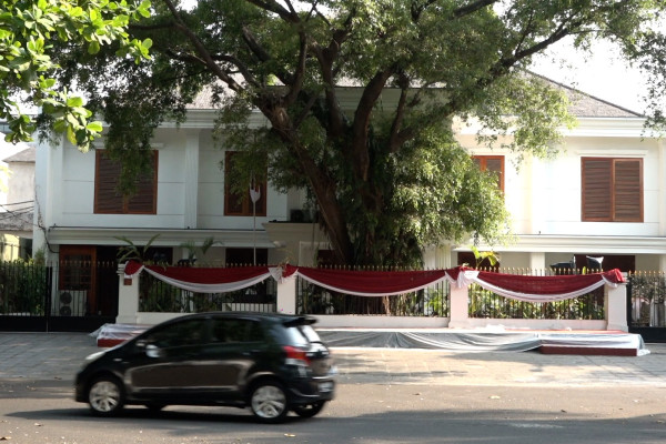 Prabowo’s residence remains quiet as the announcement of vice presidential candidate approaches.