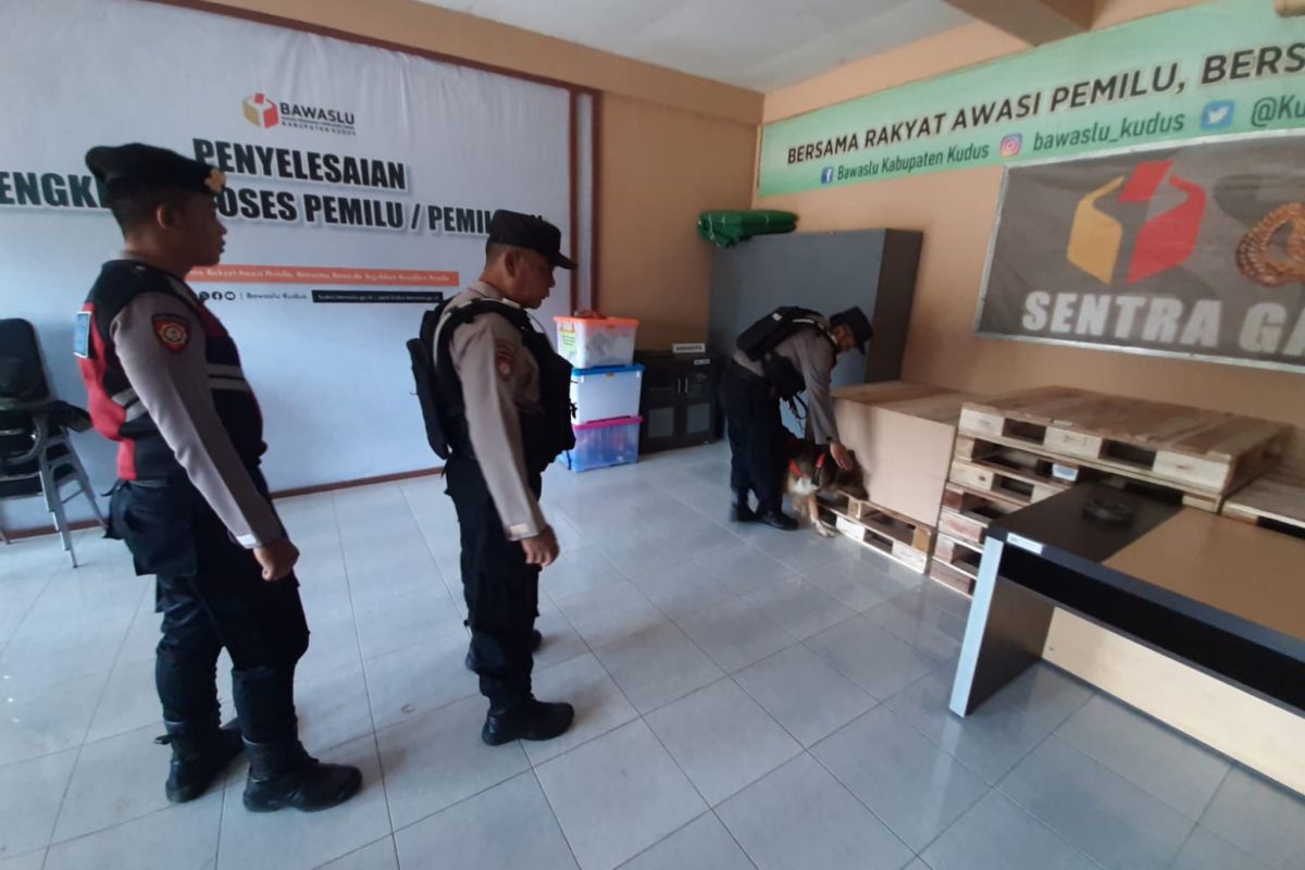 Sterilisasi Kantor KPU dan Bawaslu oleh Polres Kudus melibatkan partisipasi satwa