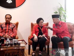 Hasto membantah rumor bahwa Megawati dan Jokowi tidak menjalin komunikasi.