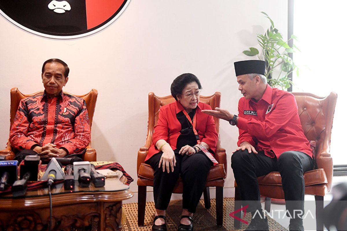 Hasto membantah rumor bahwa Megawati dan Jokowi tidak menjalin komunikasi.