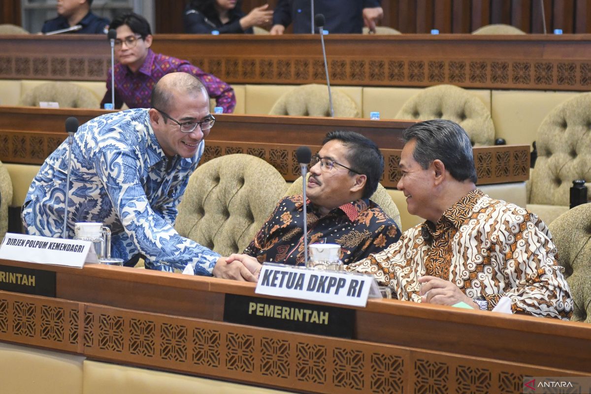 Syarat calon presiden- wakil presiden direvisi oleh pemerintah sesuai keputusan Mahkamah Konstitusi.