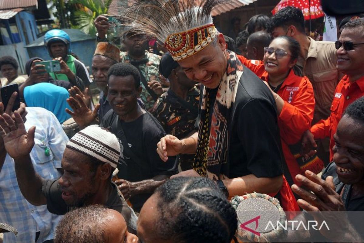 Ganjar Pranowo mendengarkan aspirasi masyarakat Papua