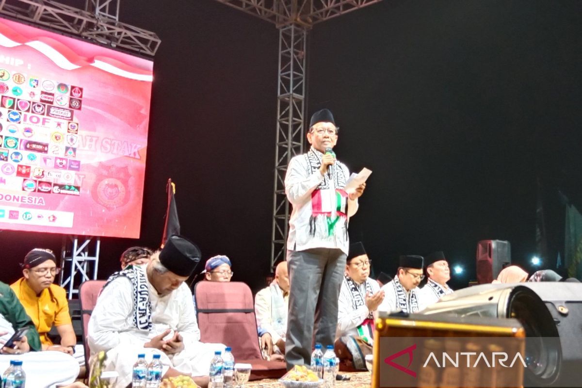 Mahfud MD memimpin doa bagi warga Palestina di Ponpes Minggir Sleman