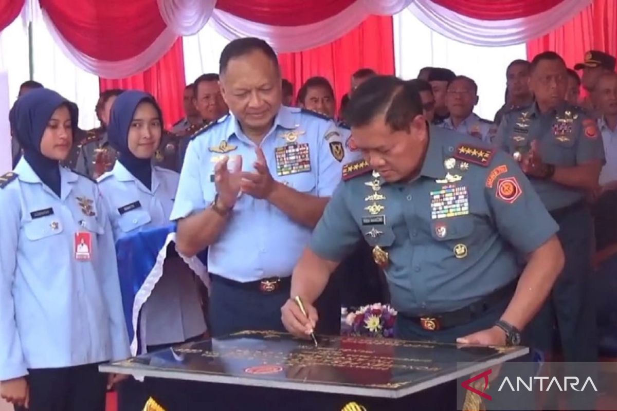 Panglima TNI Yudo Margono Mengresmikan Monumen Alutsista TNI AU di Madiun