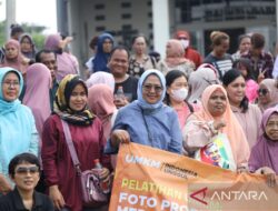 Relawan Ganjar Memberikan Pelatihan Fotografi Produk kepada UKM