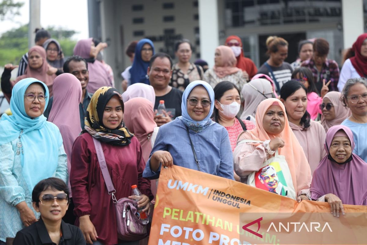 Relawan Ganjar Memberikan Pelatihan Fotografi Produk kepada UKM