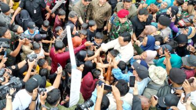 Prabowo Bersama Anak-Anak Bermain Air dalam Momen Resmikan 9 Titik Air di Sukabumi