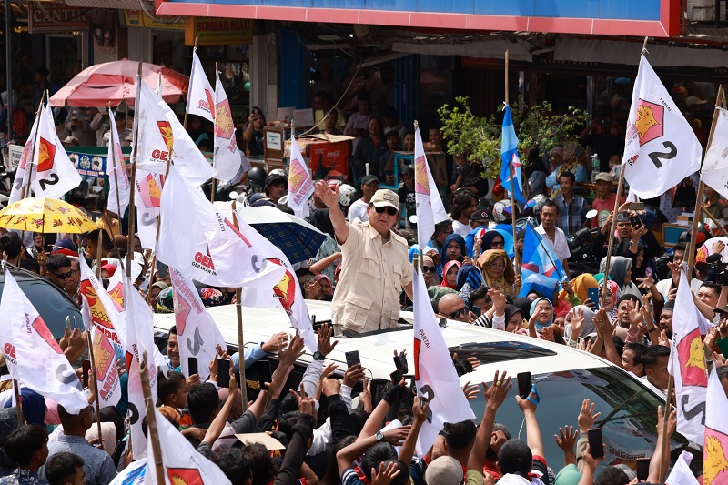 Prabowo Memberi Kaos kepada Warga Pasar Padang, Mengucapkan Doa untuk Presiden 2024