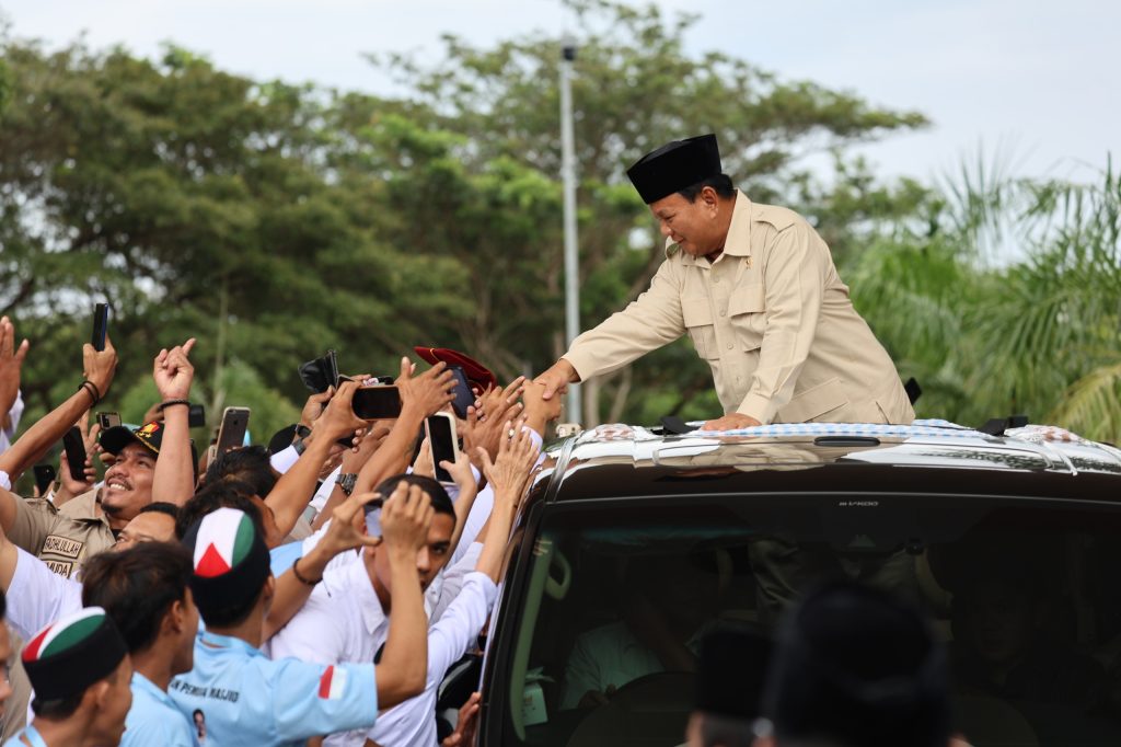 Prabowo Bersama Warga dan Relawan Ngopi di Kedai Kopi Aceh: Sensasi Luar Biasa!