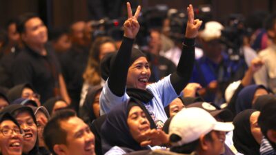 Emak-Emak Relawan di Bandung Menyentuh Hati Prabowo dengan Antusiasme, Jabatan Tangan Erat Terjalin