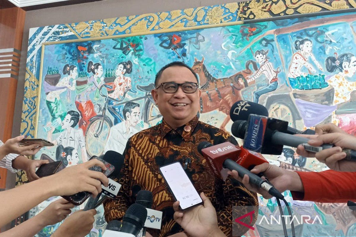 Ari Dwipayana memastikan bahwa semua menteri tetap solid dalam membantu Presiden