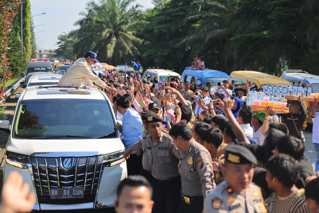 Ribuan Masyarakat Kepulauan Riau Berduyun-duyun Menyambut Kedatangan Prabowo Subianto