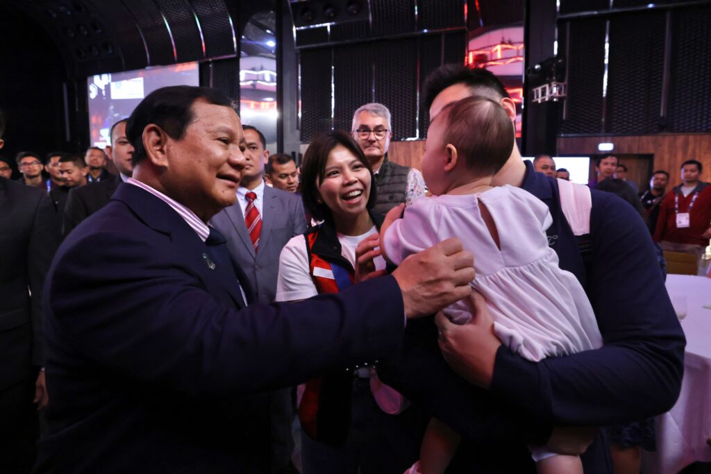 Prabowo Subianto Meets Greysia Polii and Family in Paris