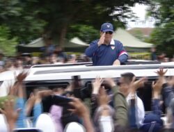 Magelang Residents Enthusiastically Greet Prabowo Subianto After Merah Putih Cabinet Retreat